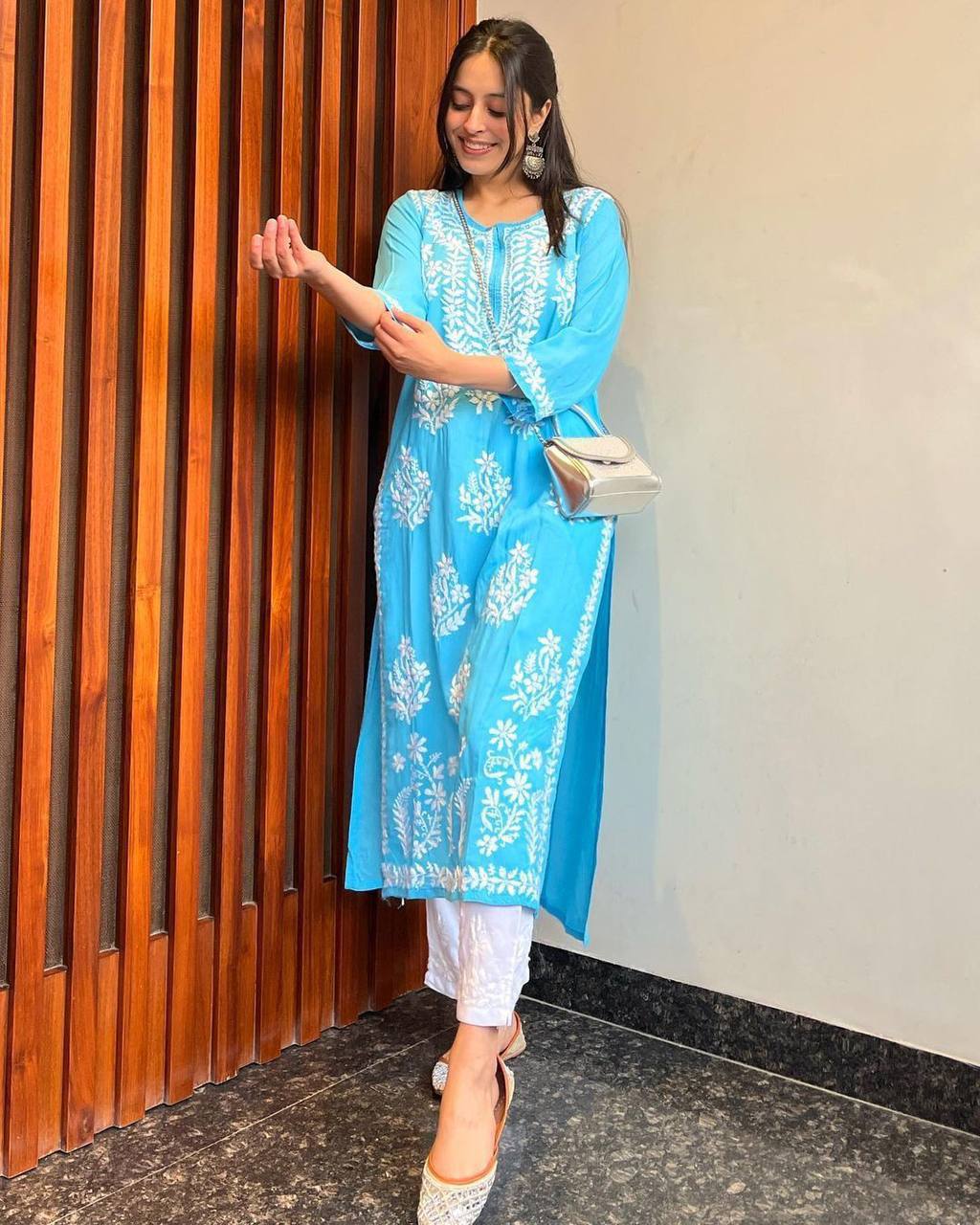 CHIKAN EMBROIDERY KURTI_PENT PAIR DESIGN