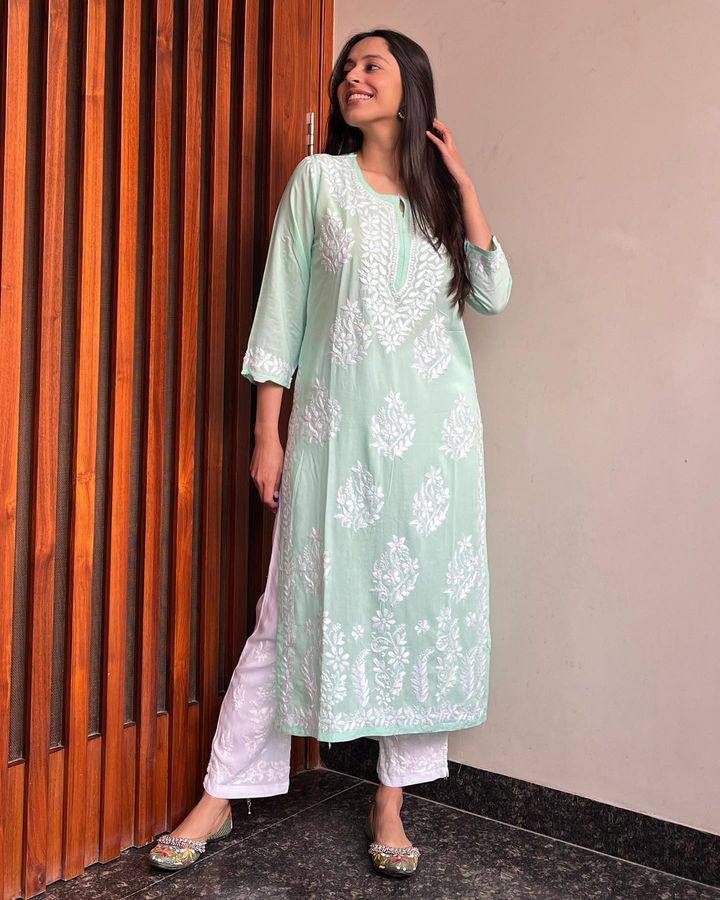 CHIKAN EMBROIDERY KURTI_PENT PAIR DESIGN