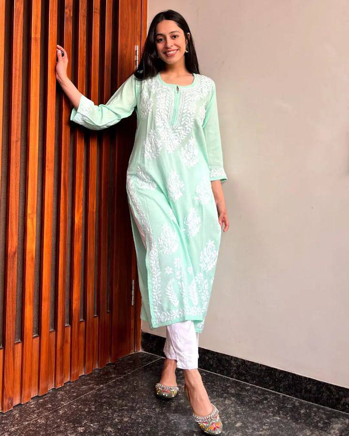 CHIKAN EMBROIDERY KURTI_PENT PAIR DESIGN