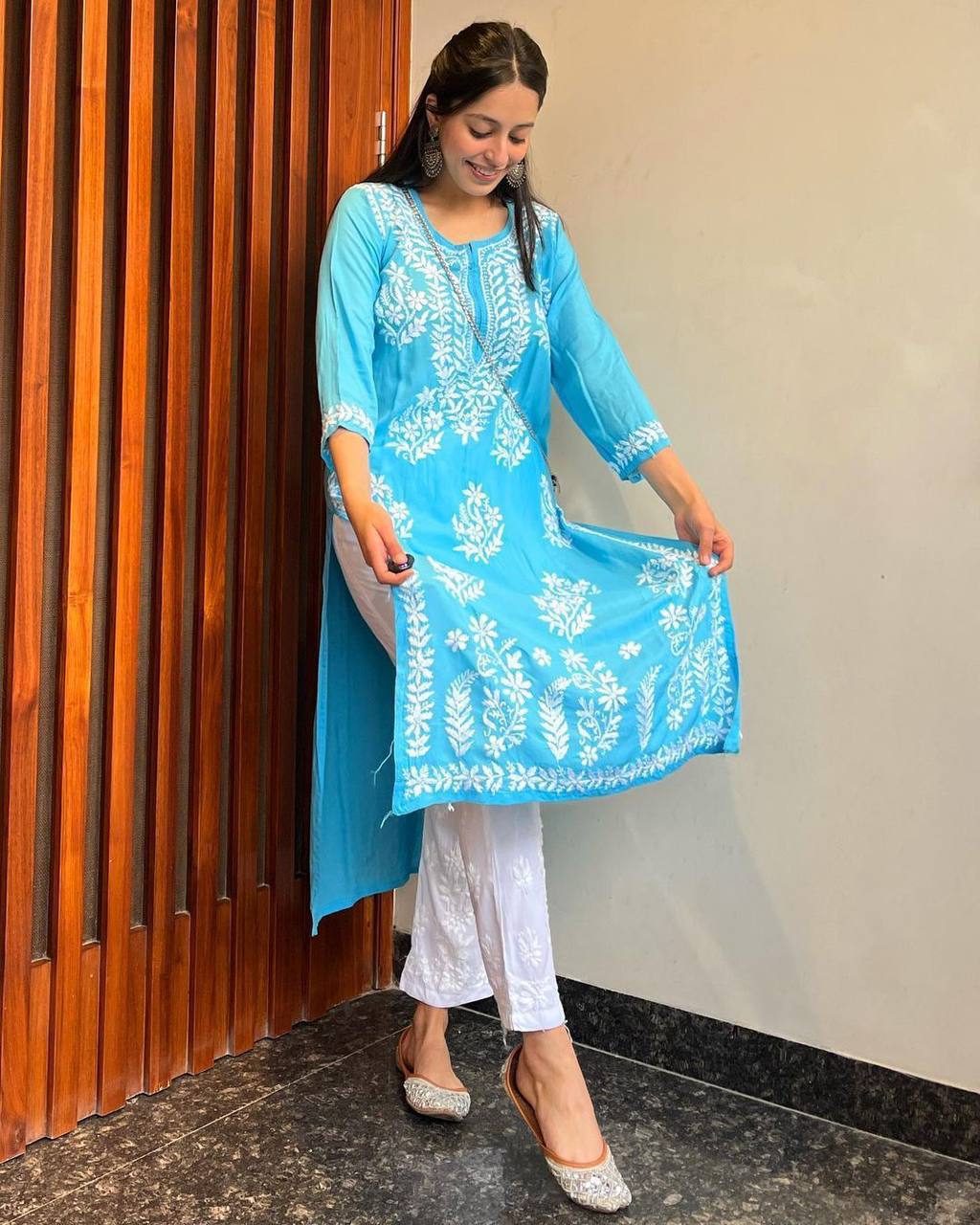 CHIKAN EMBROIDERY KURTI_PENT PAIR DESIGN