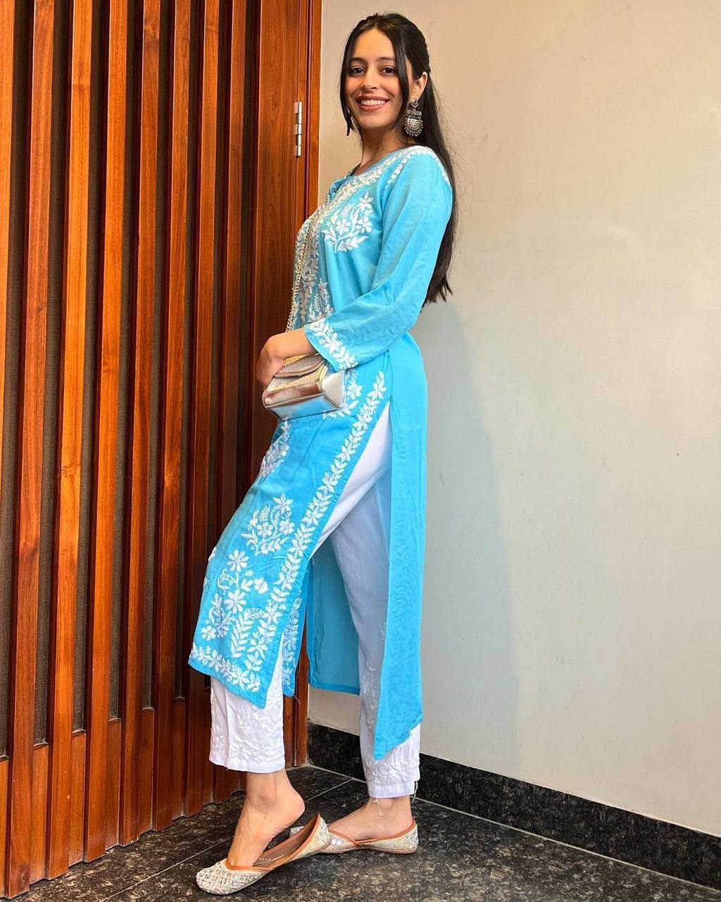 CHIKAN EMBROIDERY KURTI_PENT PAIR DESIGN