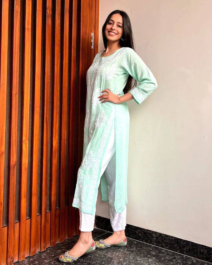 CHIKAN EMBROIDERY KURTI_PENT PAIR DESIGN