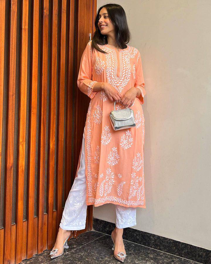 CHIKAN EMBROIDERY KURTI_PENT PAIR DESIGN