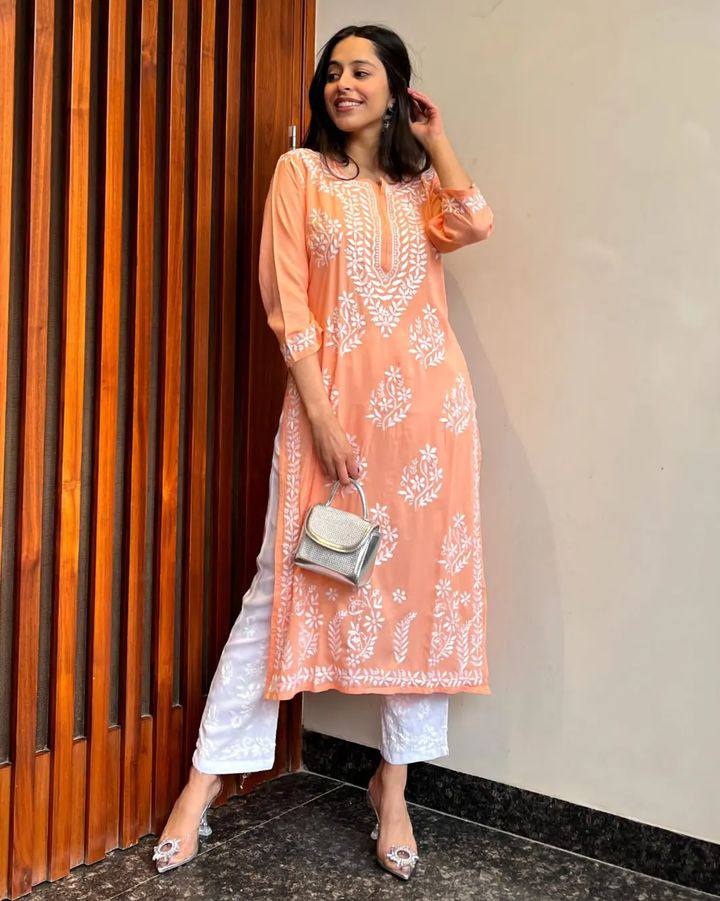 CHIKAN EMBROIDERY KURTI_PENT PAIR DESIGN