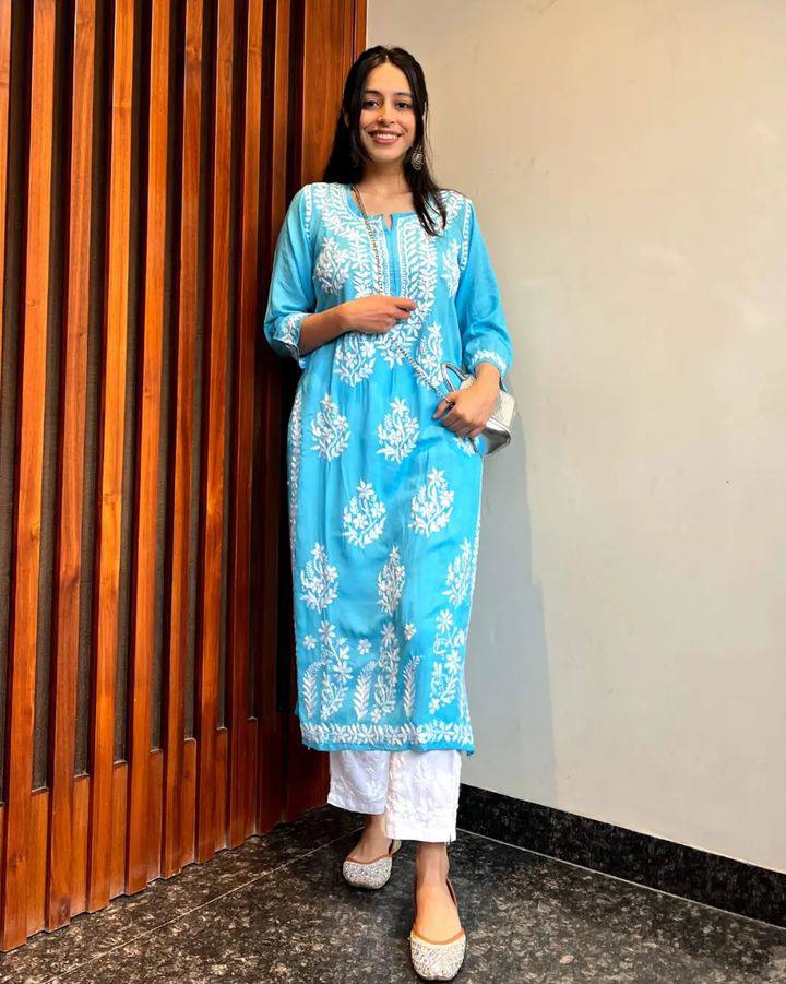 CHIKAN EMBROIDERY KURTI_PENT PAIR DESIGN